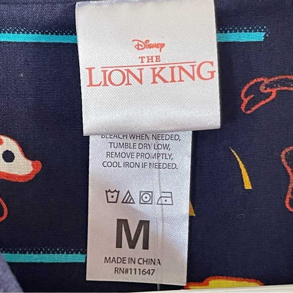NWT Disney The Lion King Pride Lands Art Woven Button-Up Medium size - Picture 12 of 13